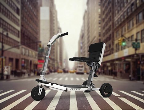 Was ist das Besondere am ATTO Mobilitätsroller? Während er sich gefaltet besonders klein macht und sich für einen einfachen Transport in mehrere Teile trennen lässt, entfaltet er sich im Fahrmodus zu seiner vollen Größe.